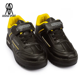 کفش بچهگانه فرد در پای کودک