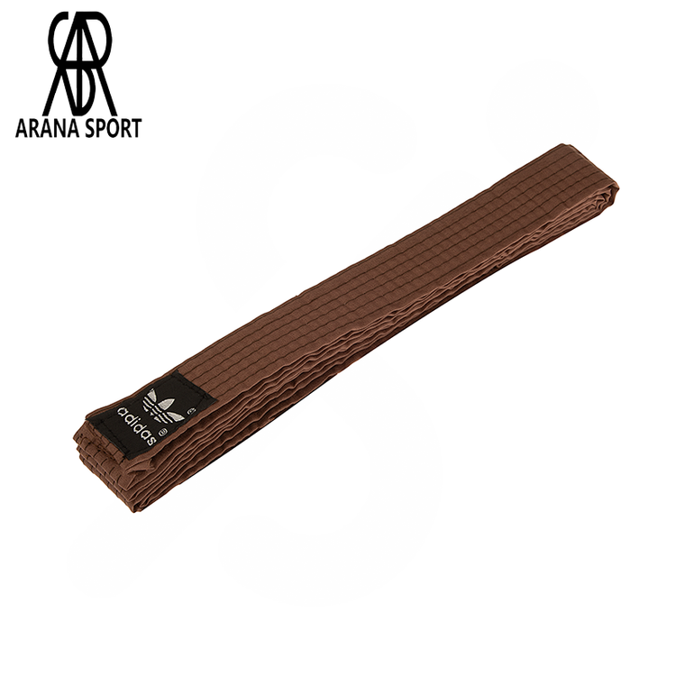 نمای نزدیک کمربند کاراته طرح آدیداس با کیفیت بالا