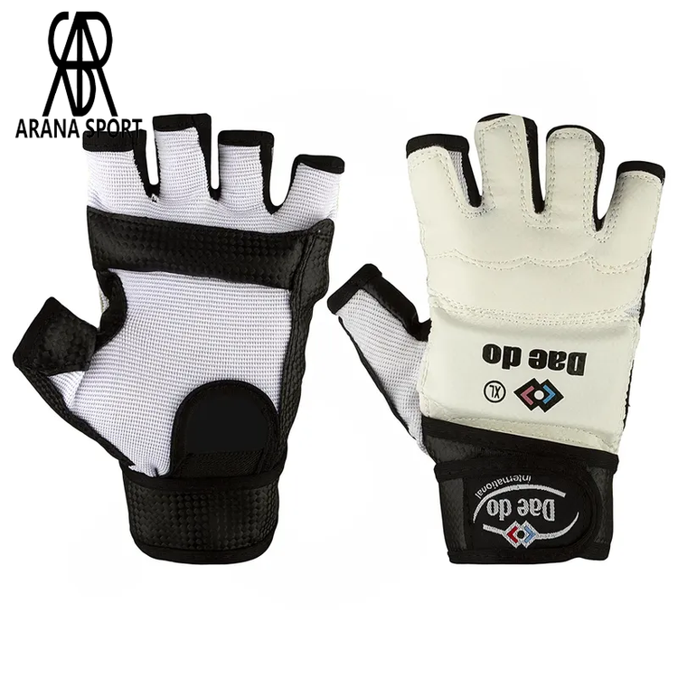 نمای جلوی دستکش تکواندو BYT Dae do مناسب تمرین و مسابقه