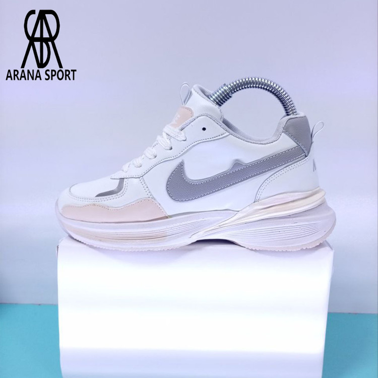 نمای جلو کفش اسپرت نایک مردانه سبک