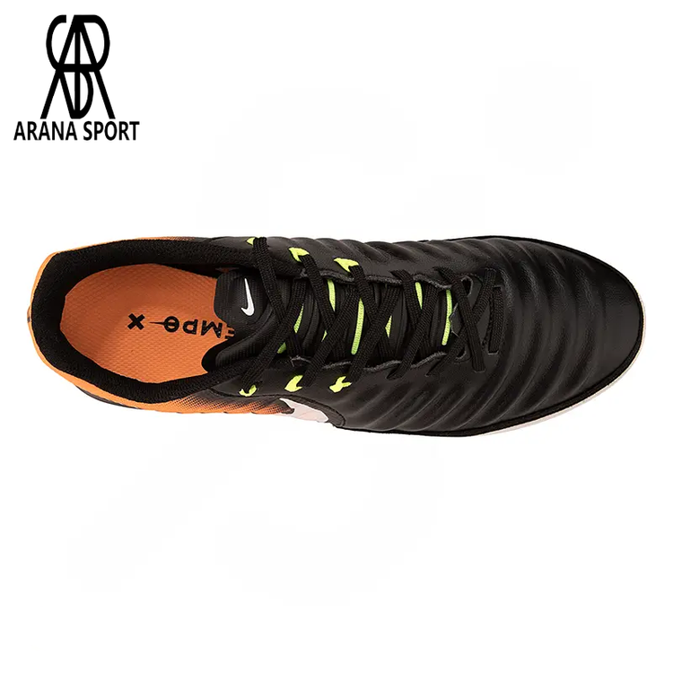 3- کفش فوتسال Nike Tiempo سالنی با رویه مقاوم و انعطافپذیر مناسب بازیکنان حرفهای و نیمه حرفهای فوتسال